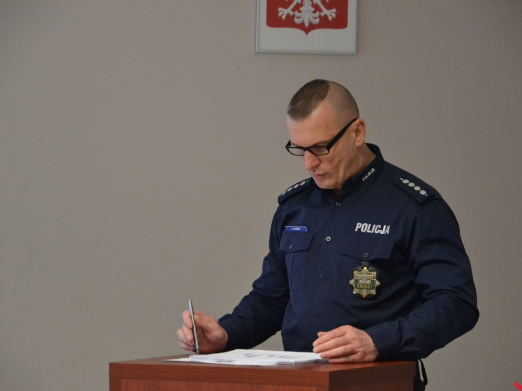Komendat chwalił policjantów, a prezent od burmistrza nie wszystkim się spodobał