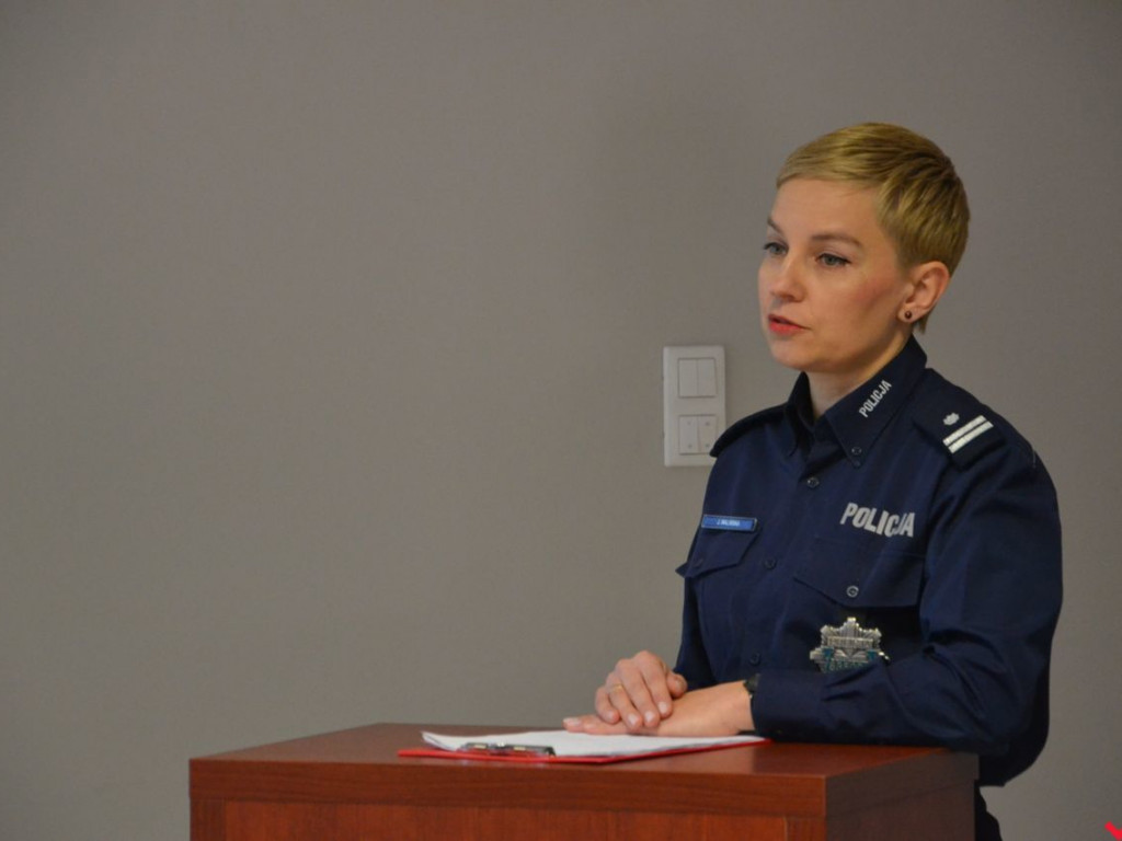 Komendat chwalił policjantów, a prezent od burmistrza nie wszystkim się spodobał