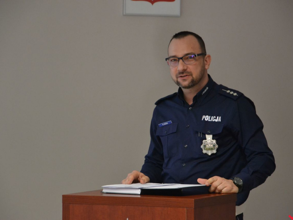 Komendat chwalił policjantów, a prezent od burmistrza nie wszystkim się spodobał