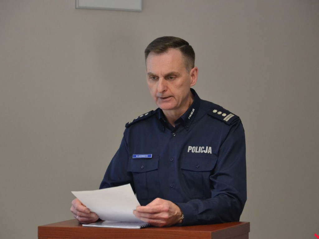 Komendat chwalił policjantów, a prezent od burmistrza nie wszystkim się spodobał