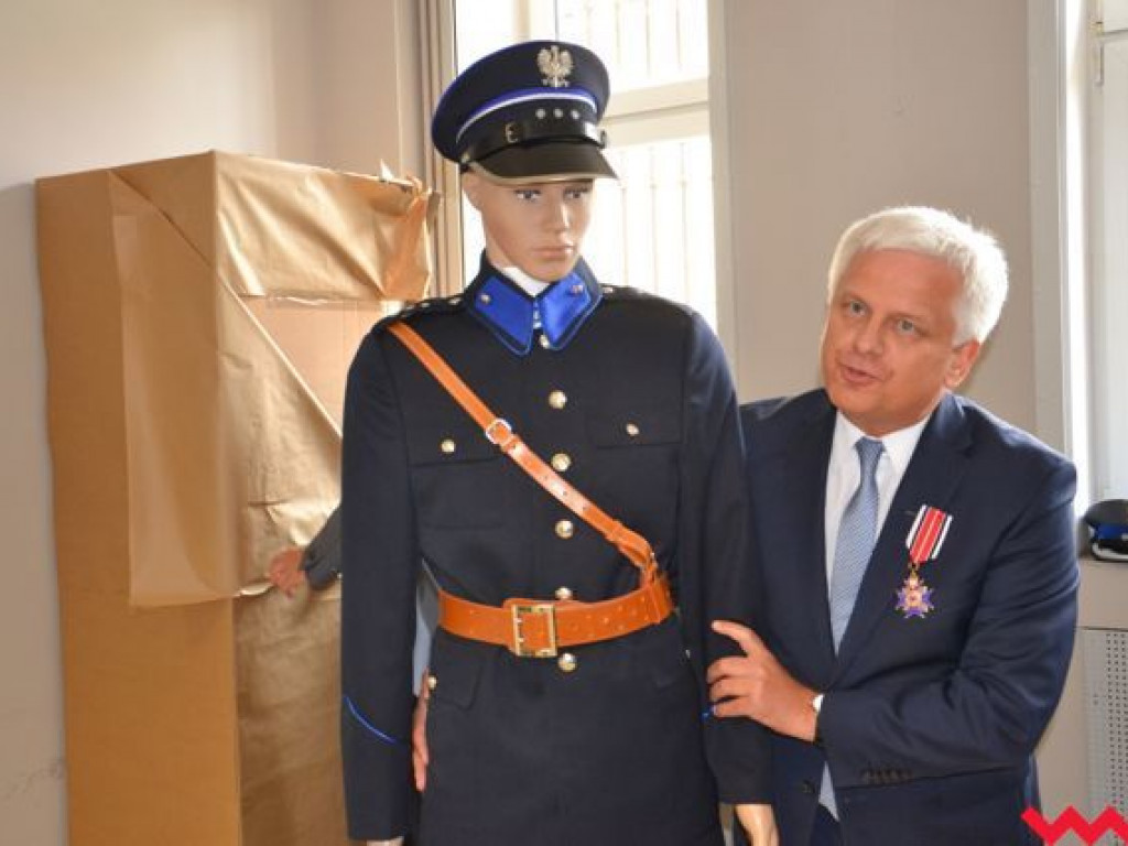Komendat chwalił policjantów, a prezent od burmistrza nie wszystkim się spodobał