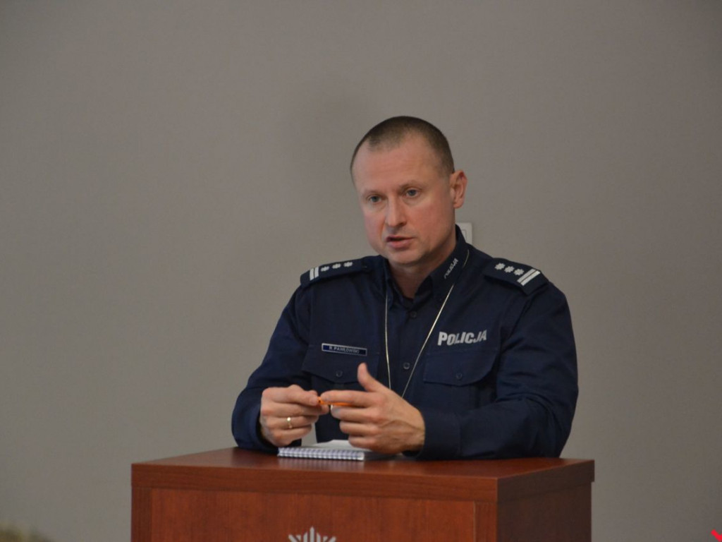 Komendat chwalił policjantów, a prezent od burmistrza nie wszystkim się spodobał