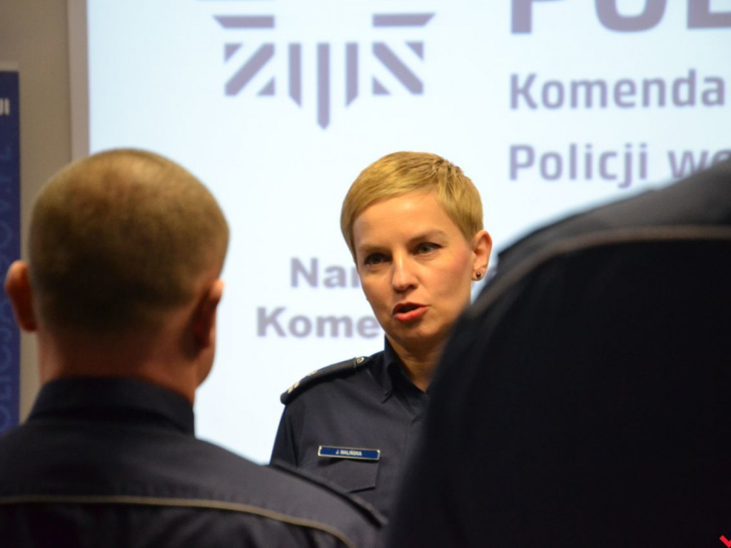 Komendat chwalił policjantów, a prezent od burmistrza nie wszystkim się spodobał
