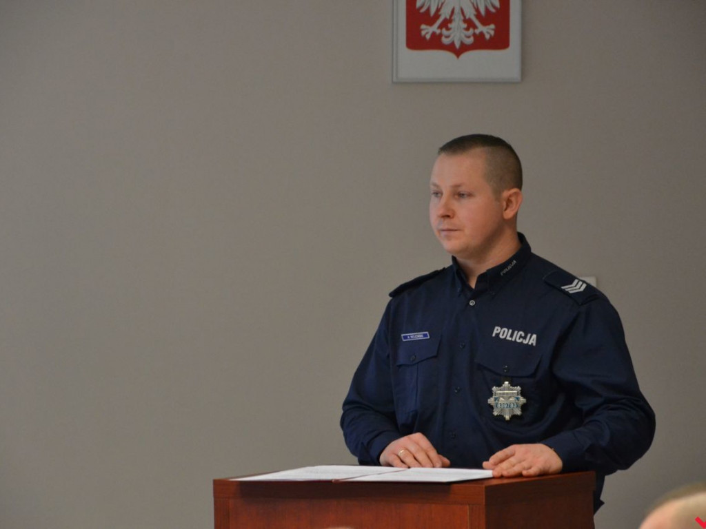 Komendat chwalił policjantów, a prezent od burmistrza nie wszystkim się spodobał