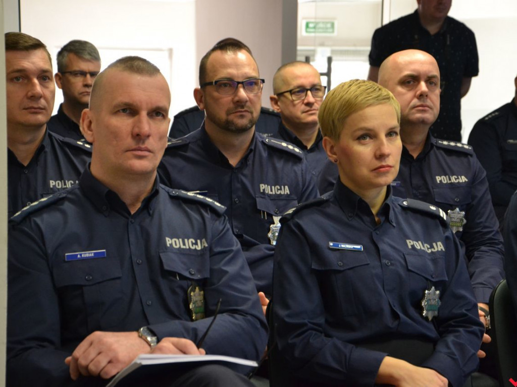 Komendat chwalił policjantów, a prezent od burmistrza nie wszystkim się spodobał