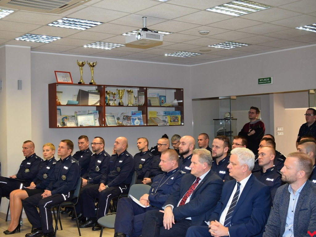 Komendat chwalił policjantów, a prezent od burmistrza nie wszystkim się spodobał
