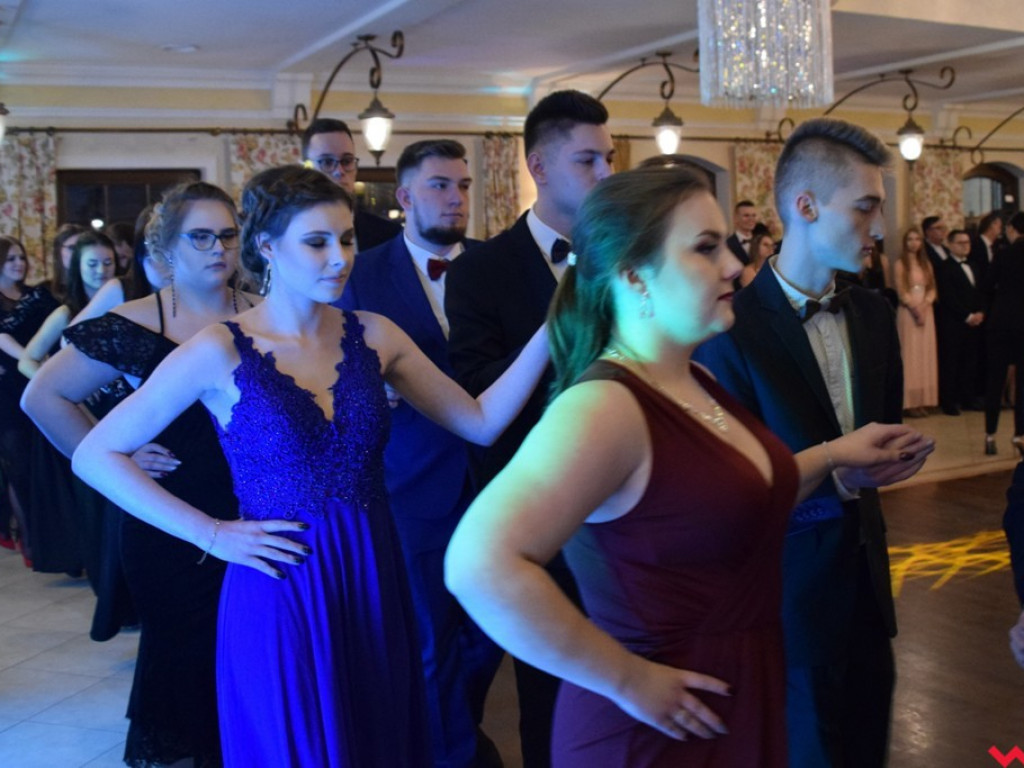 Maturzyści z Zespołu Szkół Politechnicznych zatańczyli poloneza i zainaugurowali sezon studniówek