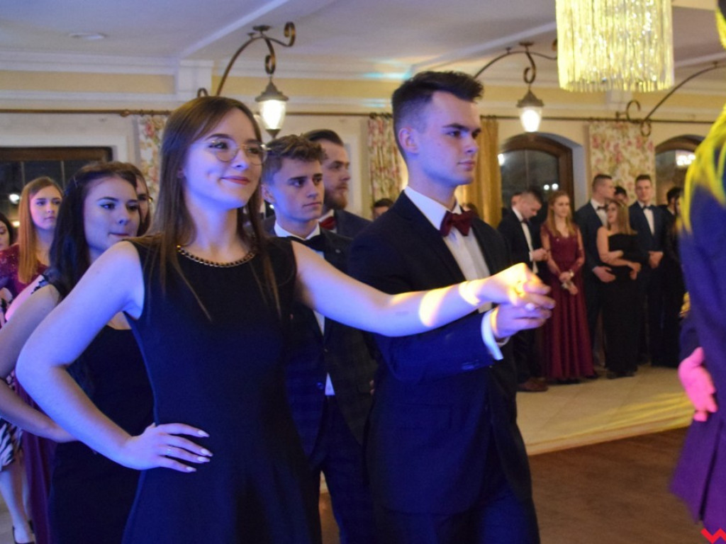 Maturzyści z Zespołu Szkół Politechnicznych zatańczyli poloneza i zainaugurowali sezon studniówek