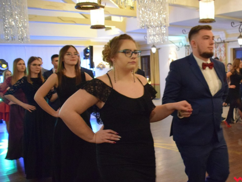 Maturzyści z Zespołu Szkół Politechnicznych zatańczyli poloneza i zainaugurowali sezon studniówek