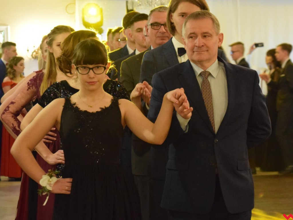 Maturzyści z Zespołu Szkół Politechnicznych zatańczyli poloneza i zainaugurowali sezon studniówek
