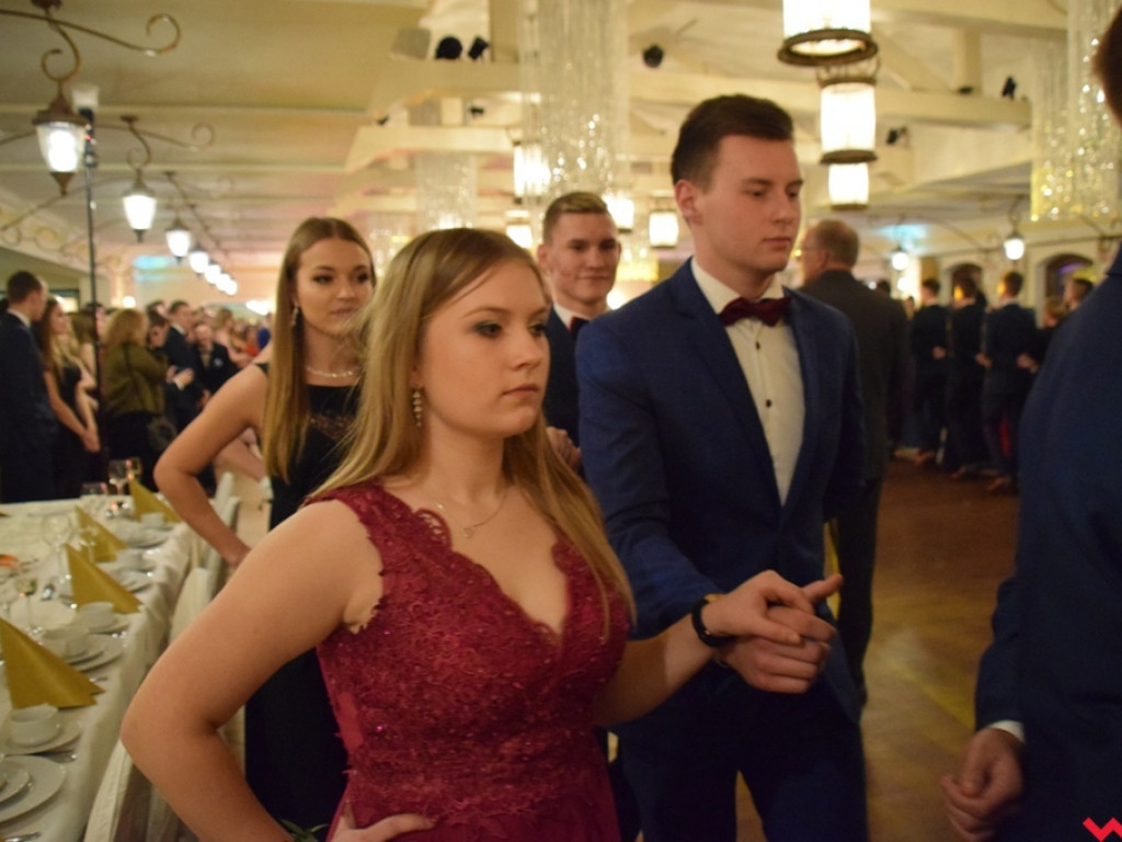 Maturzyści z Zespołu Szkół Politechnicznych zatańczyli poloneza i zainaugurowali sezon studniówek