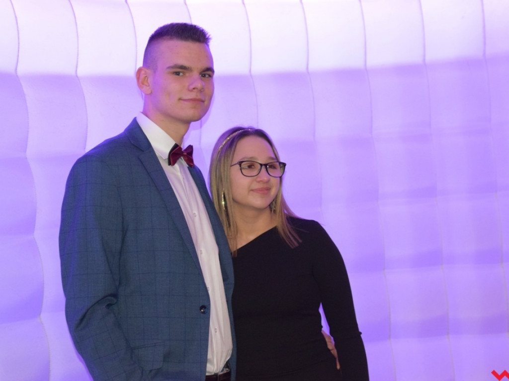Maturzyści z Zespołu Szkół Politechnicznych zatańczyli poloneza i zainaugurowali sezon studniówek