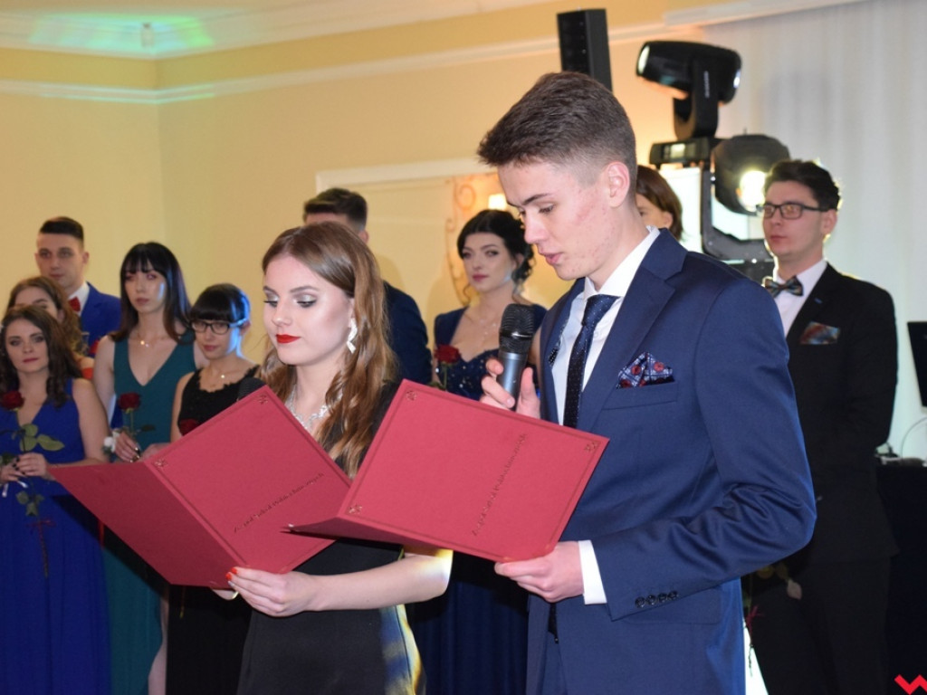 Maturzyści z Zespołu Szkół Politechnicznych zatańczyli poloneza i zainaugurowali sezon studniówek
