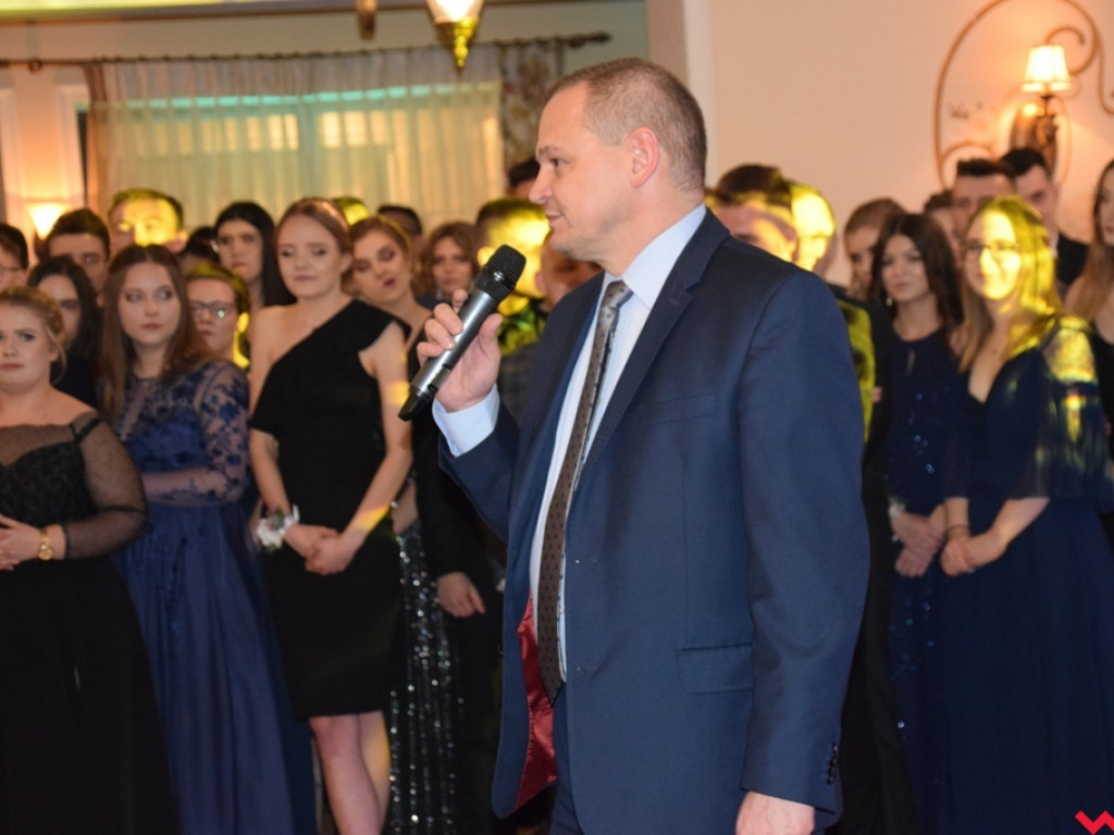 Maturzyści z Zespołu Szkół Politechnicznych zatańczyli poloneza i zainaugurowali sezon studniówek