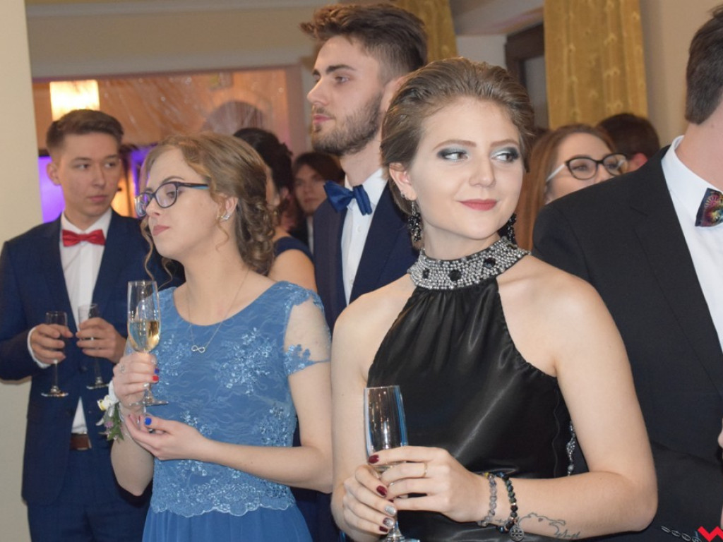 Maturzyści z Zespołu Szkół Politechnicznych zatańczyli poloneza i zainaugurowali sezon studniówek