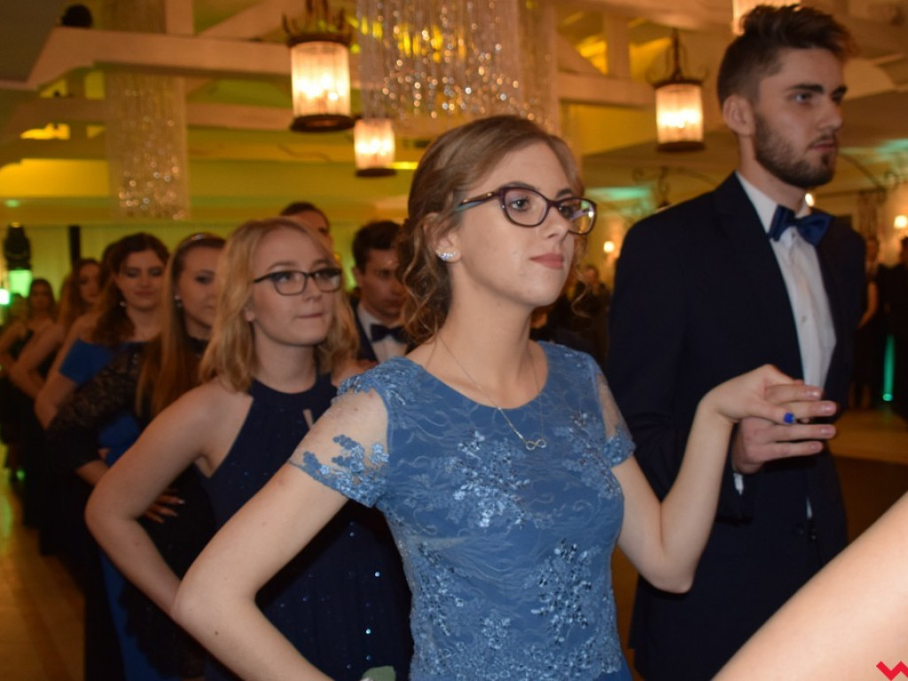 Maturzyści z Zespołu Szkół Politechnicznych zatańczyli poloneza i zainaugurowali sezon studniówek