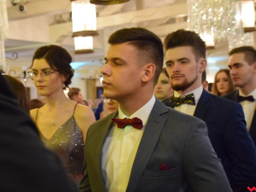 Maturzyści z Zespołu Szkół Politechnicznych zatańczyli poloneza i zainaugurowali sezon studniówek