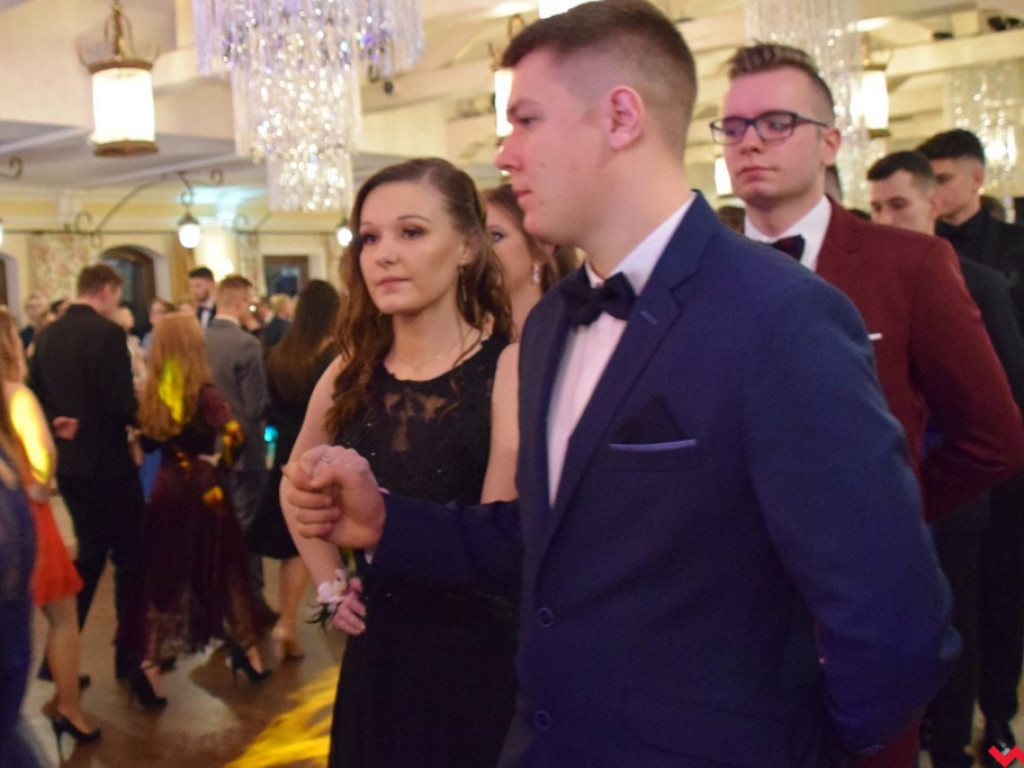 Maturzyści z Zespołu Szkół Politechnicznych zatańczyli poloneza i zainaugurowali sezon studniówek
