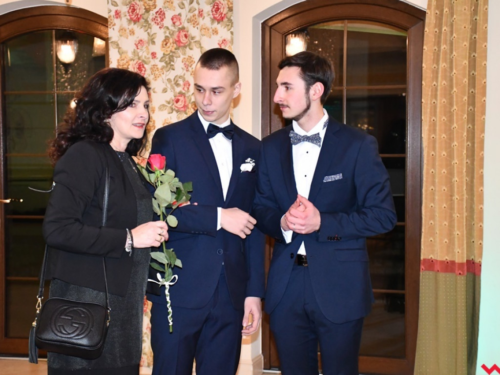 Poloneza czas zacząć! Pierwszy taki bal tegorocznych maturzystów z ZSTiO