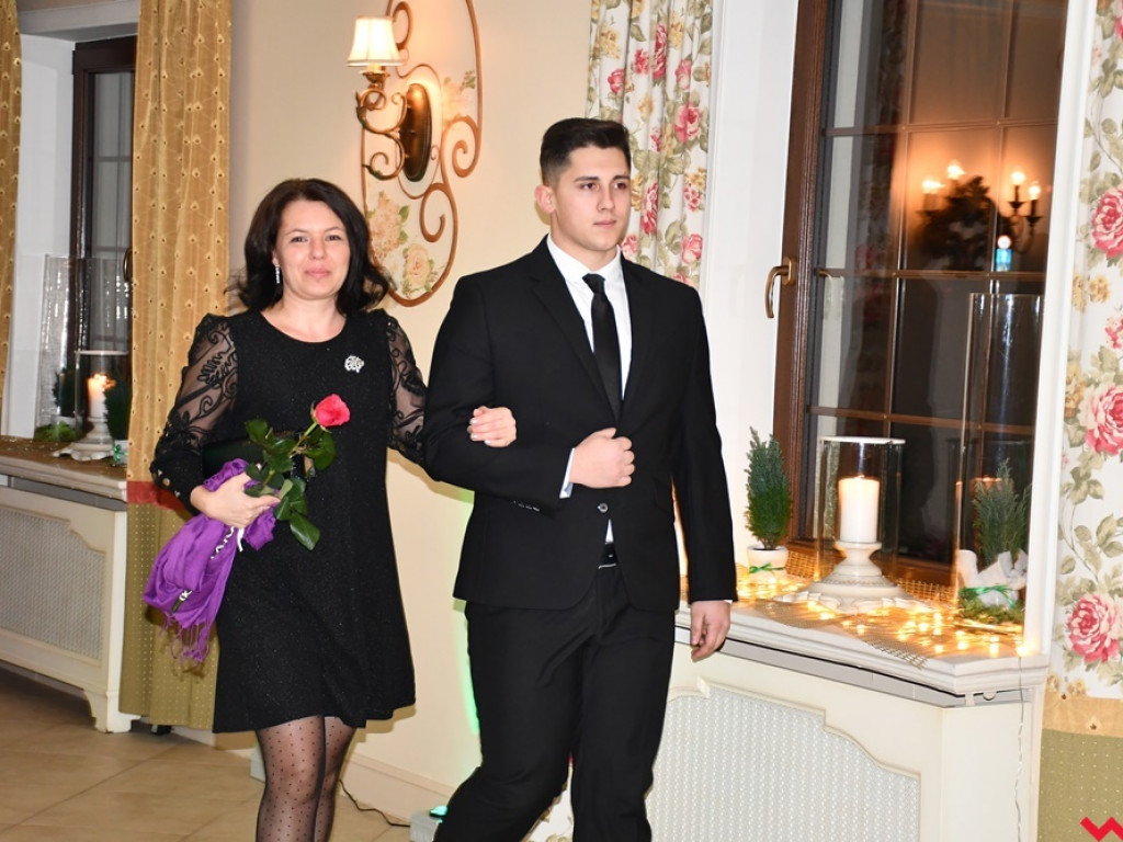 Poloneza czas zacząć! Pierwszy taki bal tegorocznych maturzystów z ZSTiO