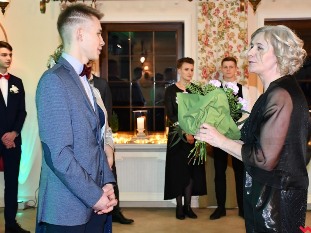 Poloneza czas zacząć! Pierwszy taki bal tegorocznych maturzystów z ZSTiO
