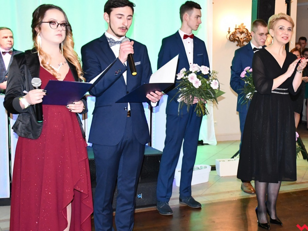 Poloneza czas zacząć! Pierwszy taki bal tegorocznych maturzystów z ZSTiO