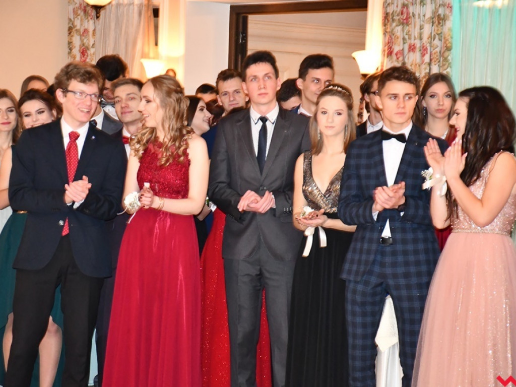 Poloneza czas zacząć! Pierwszy taki bal tegorocznych maturzystów z ZSTiO