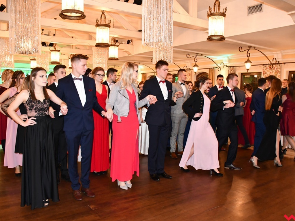 Poloneza czas zacząć! Pierwszy taki bal tegorocznych maturzystów z ZSTiO