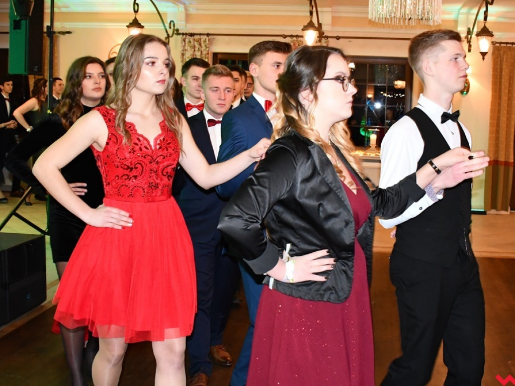 Poloneza czas zacząć! Pierwszy taki bal tegorocznych maturzystów z ZSTiO
