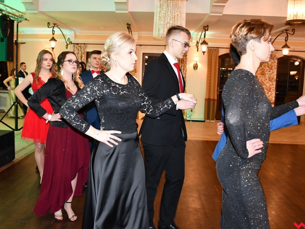 Poloneza czas zacząć! Pierwszy taki bal tegorocznych maturzystów z ZSTiO