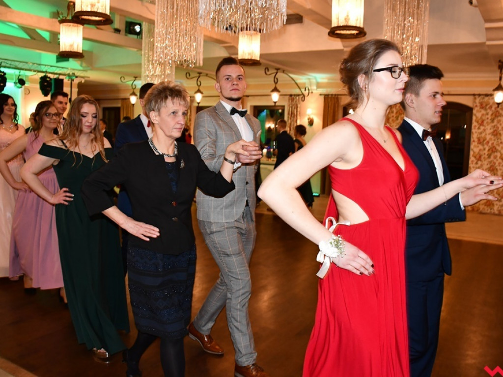 Poloneza czas zacząć! Pierwszy taki bal tegorocznych maturzystów z ZSTiO