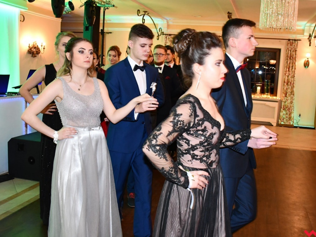 Poloneza czas zacząć! Pierwszy taki bal tegorocznych maturzystów z ZSTiO
