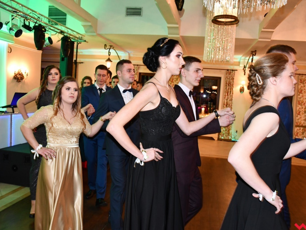 Poloneza czas zacząć! Pierwszy taki bal tegorocznych maturzystów z ZSTiO