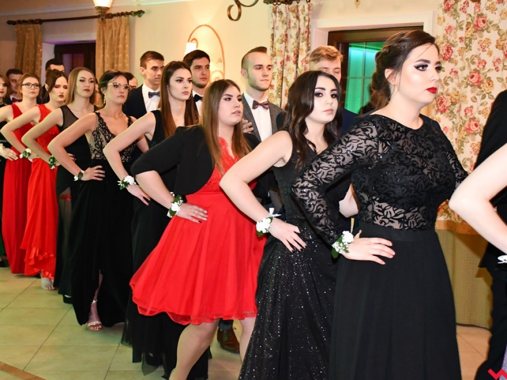 Poloneza czas zacząć! Pierwszy taki bal tegorocznych maturzystów z ZSTiO