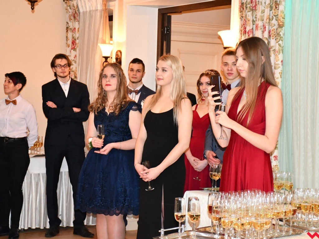 Poloneza czas zacząć! Pierwszy taki bal tegorocznych maturzystów z ZSTiO