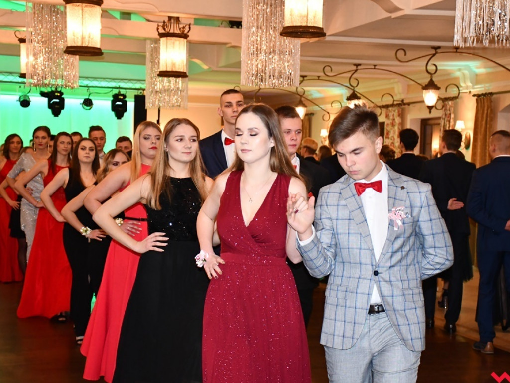 Poloneza czas zacząć! Pierwszy taki bal tegorocznych maturzystów z ZSTiO