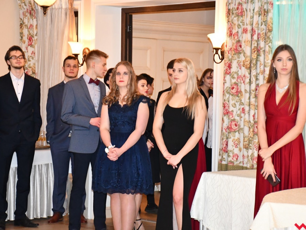 Poloneza czas zacząć! Pierwszy taki bal tegorocznych maturzystów z ZSTiO