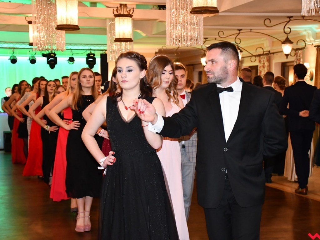 Poloneza czas zacząć! Pierwszy taki bal tegorocznych maturzystów z ZSTiO