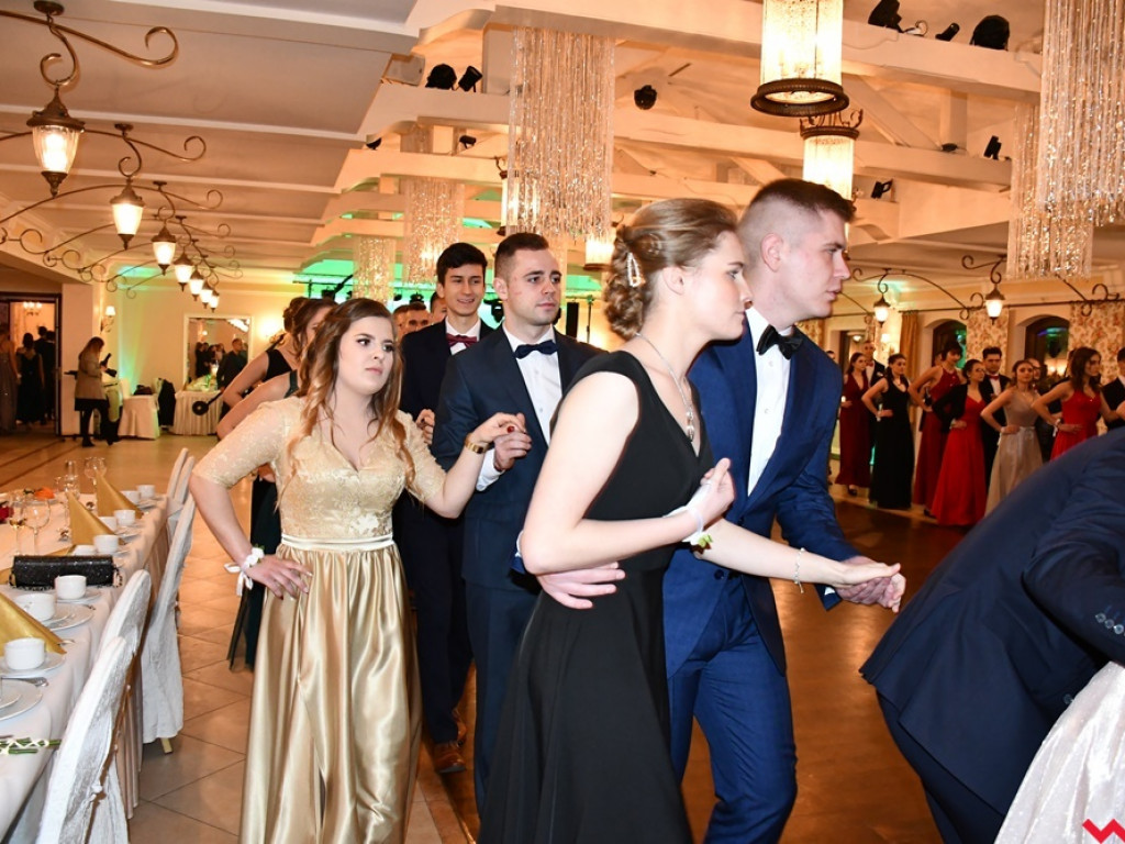 Poloneza czas zacząć! Pierwszy taki bal tegorocznych maturzystów z ZSTiO