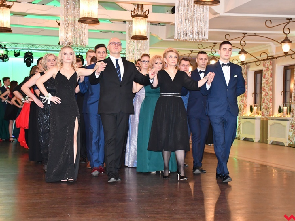 Poloneza czas zacząć! Pierwszy taki bal tegorocznych maturzystów z ZSTiO