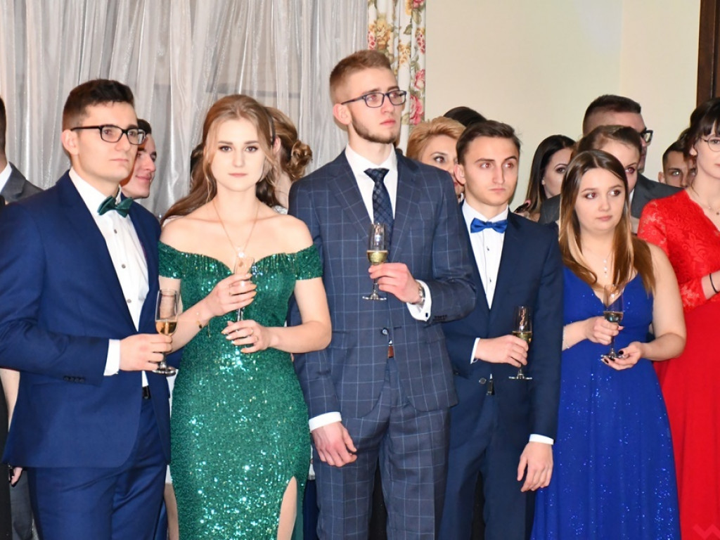 Poloneza czas zacząć! Pierwszy taki bal tegorocznych maturzystów z ZSTiO