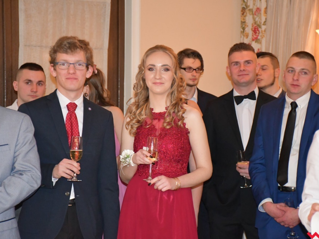 Poloneza czas zacząć! Pierwszy taki bal tegorocznych maturzystów z ZSTiO