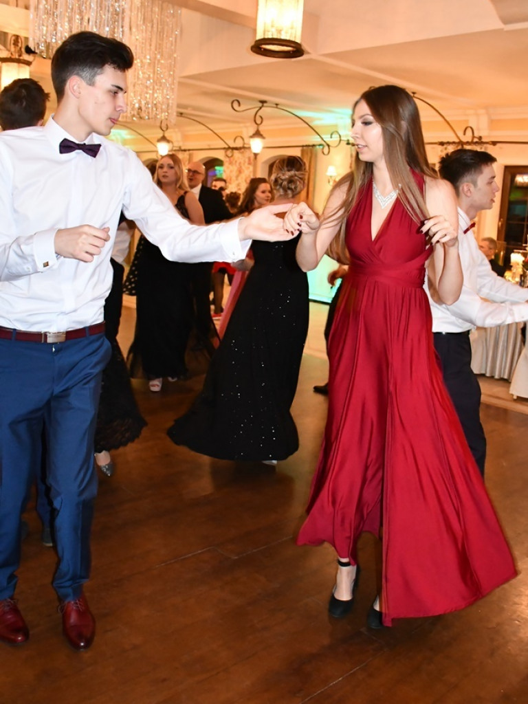 Poloneza czas zacząć! Pierwszy taki bal tegorocznych maturzystów z ZSTiO