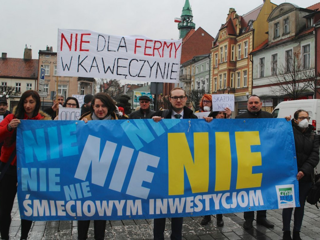 W ruch poszły transparenty i maski. Protest mieszkańców w ratuszu i na ulicach Wrześni