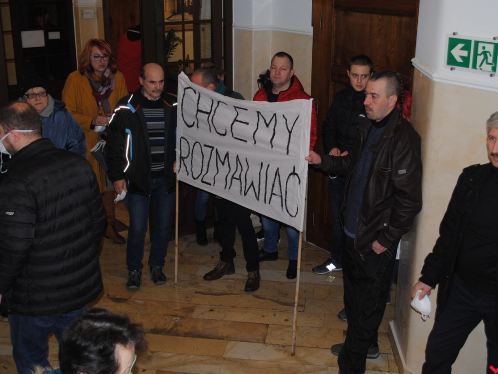 W ruch poszły transparenty i maski. Protest mieszkańców w ratuszu i na ulicach Wrześni