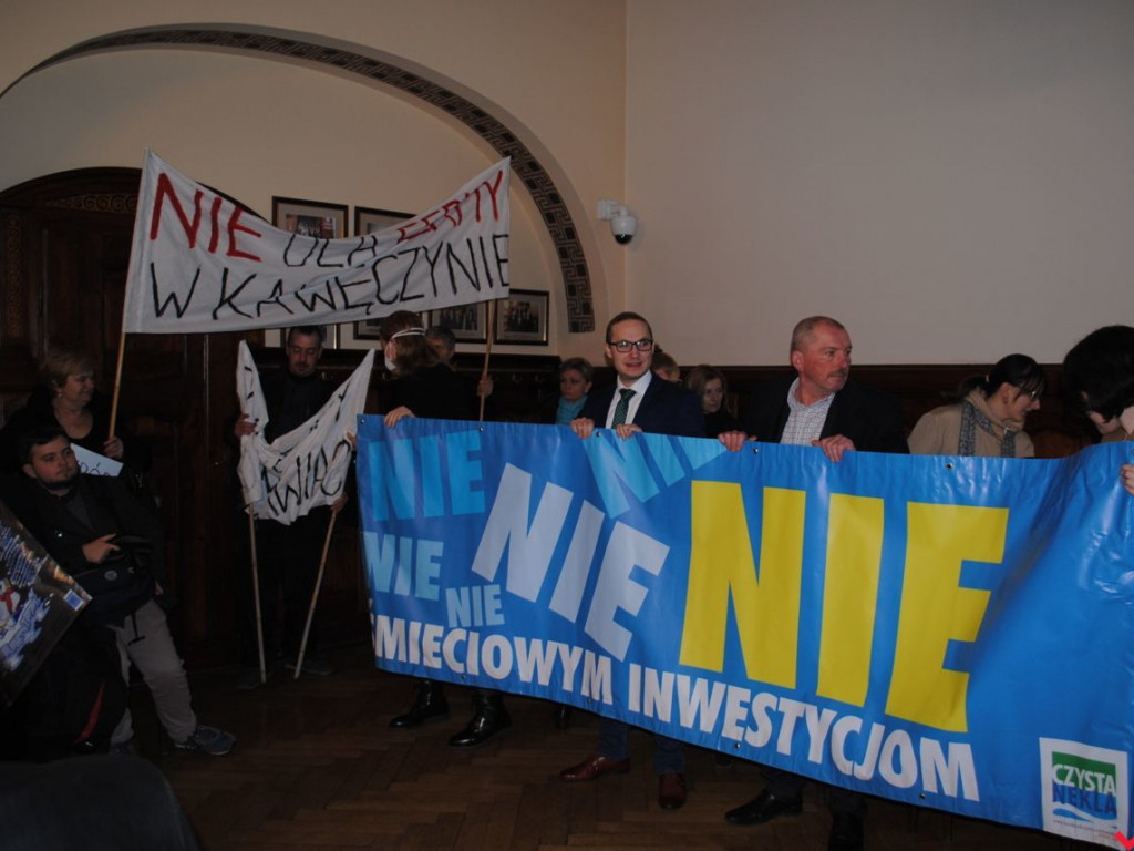 W ruch poszły transparenty i maski. Protest mieszkańców w ratuszu i na ulicach Wrześni