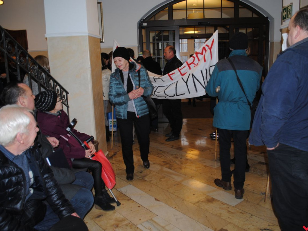 W ruch poszły transparenty i maski. Protest mieszkańców w ratuszu i na ulicach Wrześni