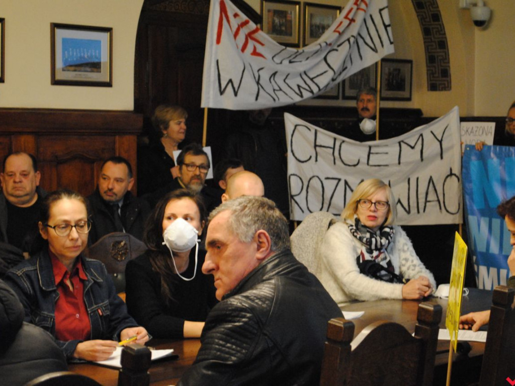 W ruch poszły transparenty i maski. Protest mieszkańców w ratuszu i na ulicach Wrześni