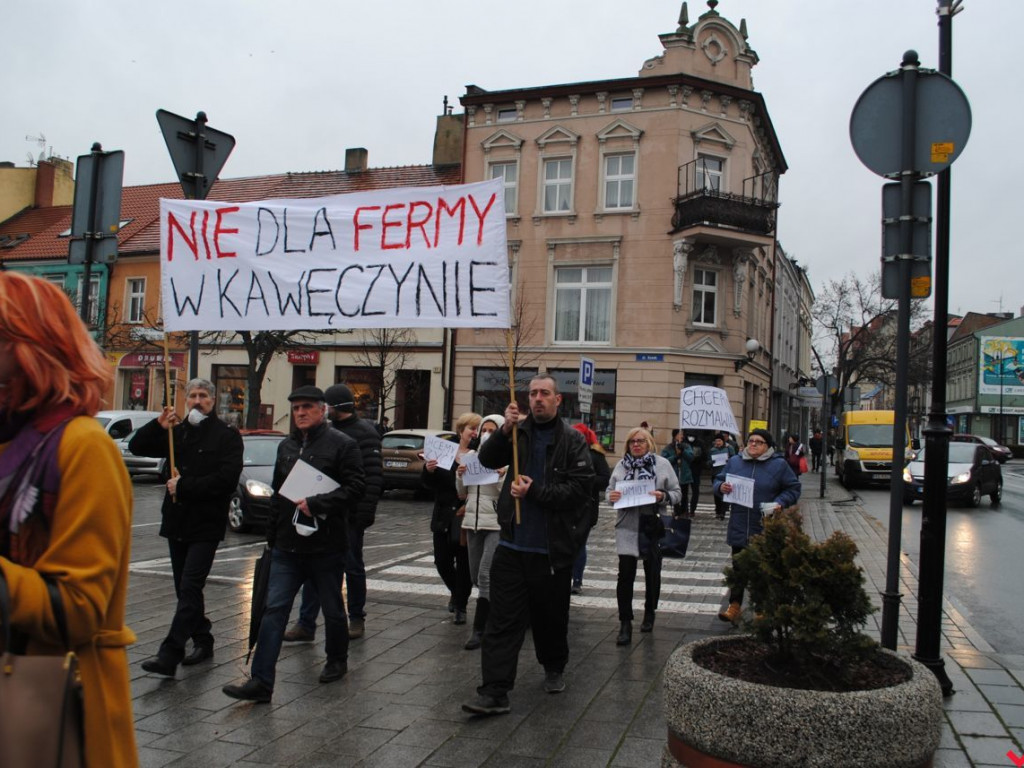 W ruch poszły transparenty i maski. Protest mieszkańców w ratuszu i na ulicach Wrześni
