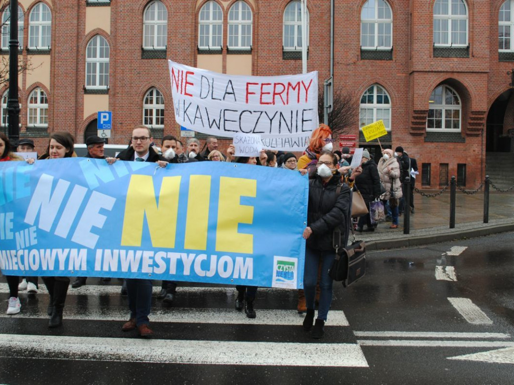 W ruch poszły transparenty i maski. Protest mieszkańców w ratuszu i na ulicach Wrześni